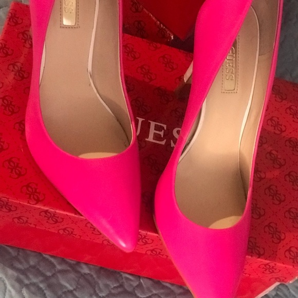 GUESS babbitta pointed toe pumps. - Picture 3 of 6